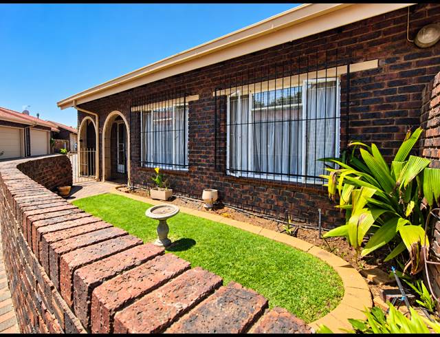 2 BEDROOM TOWNHOUSE FOR SALE IN THREE RIVERS